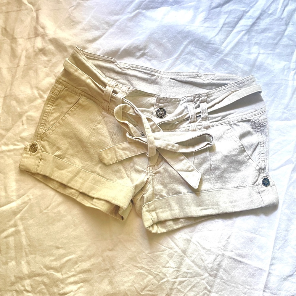 Cute khaki shorts with belt✨